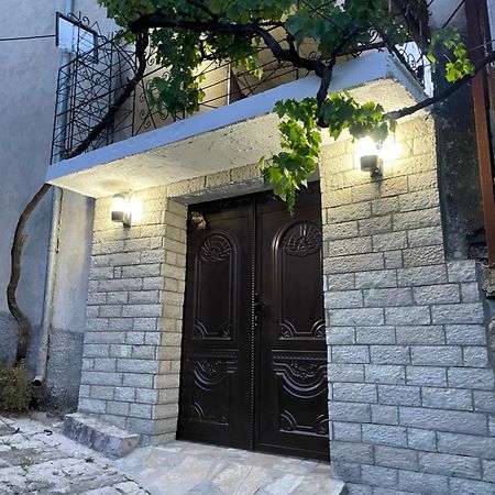 Luigi Guest House Gjirokaster Bagian luar foto