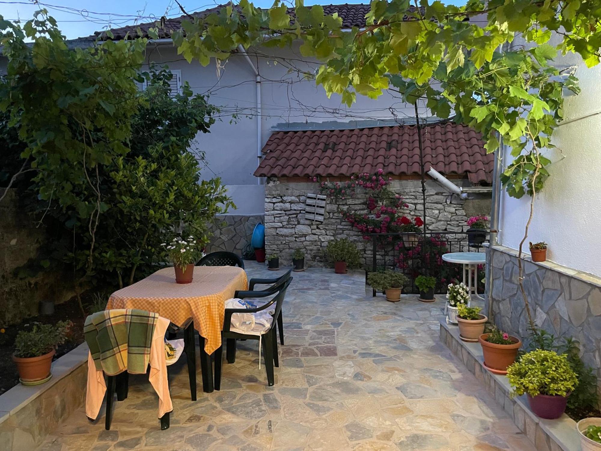 Luigi Guest House Gjirokaster Bagian luar foto