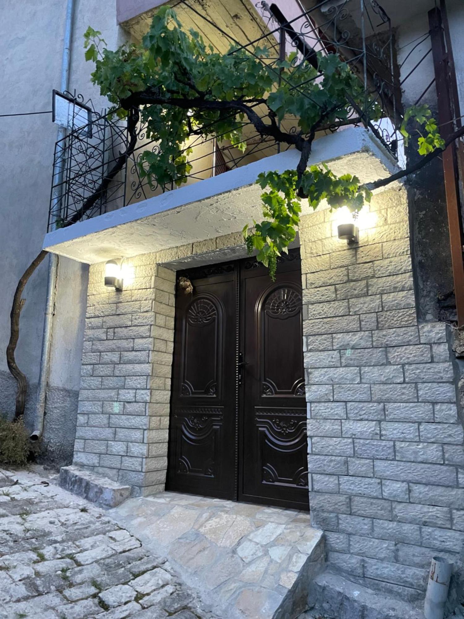 Luigi Guest House Gjirokaster Bagian luar foto