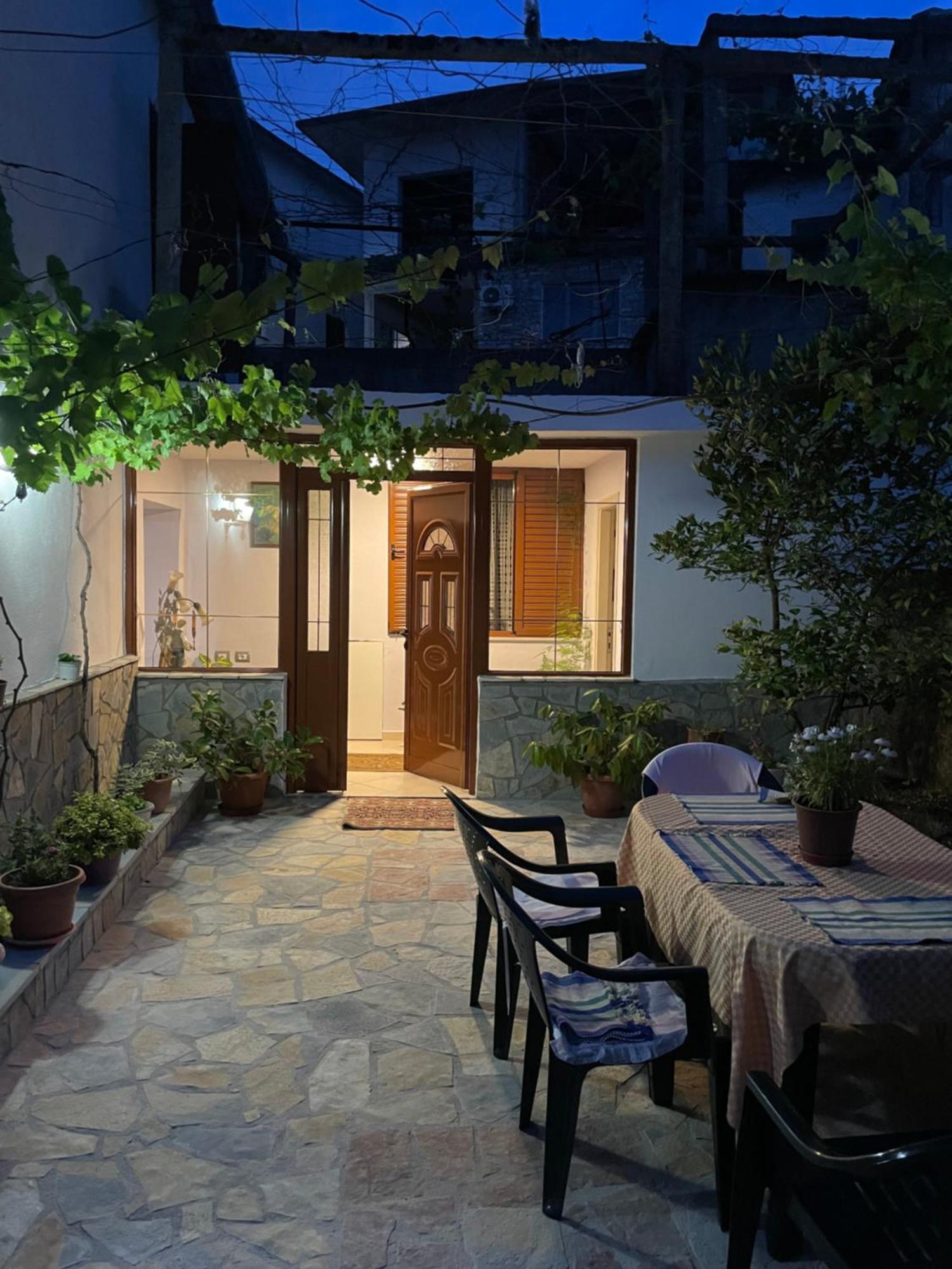 Luigi Guest House Gjirokaster Bagian luar foto