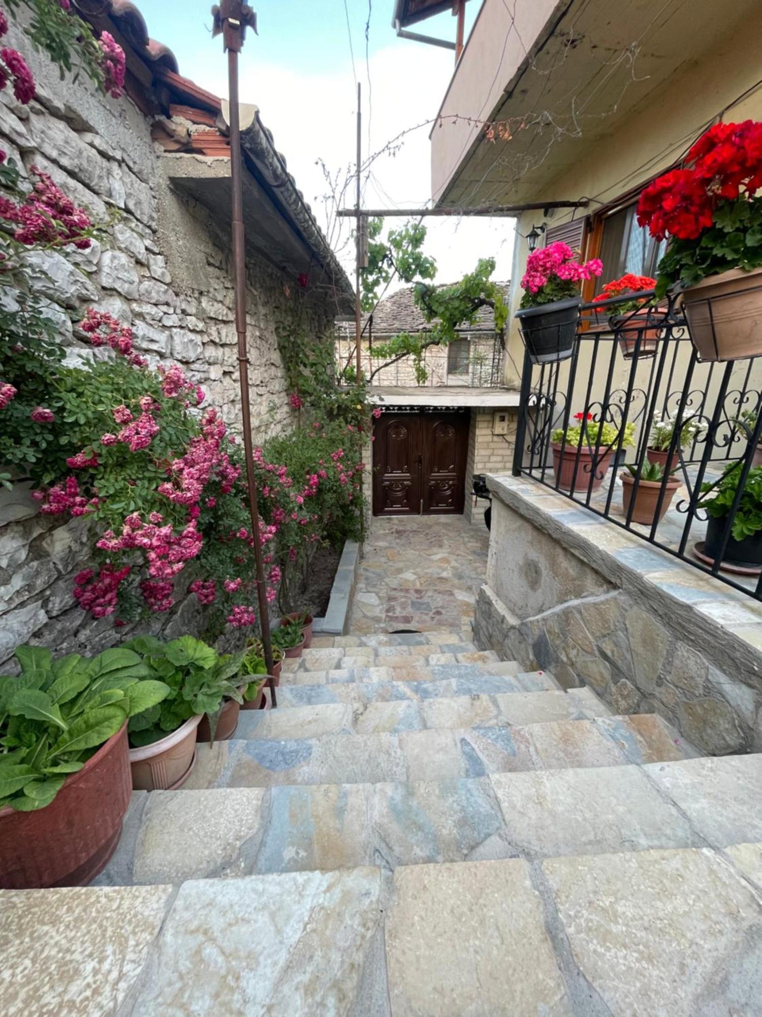 Luigi Guest House Gjirokaster Bagian luar foto