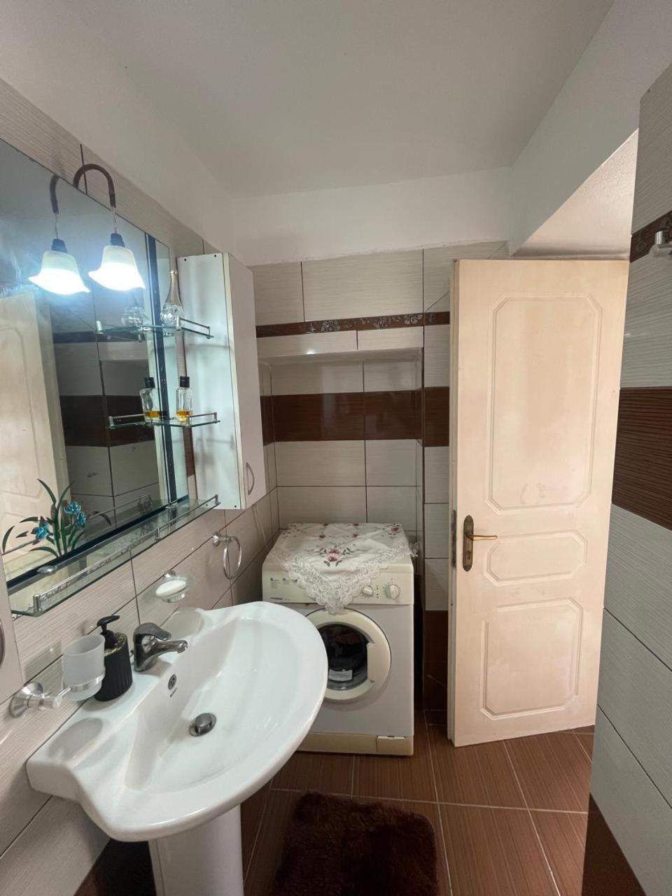 Luigi Guest House Gjirokaster Bagian luar foto