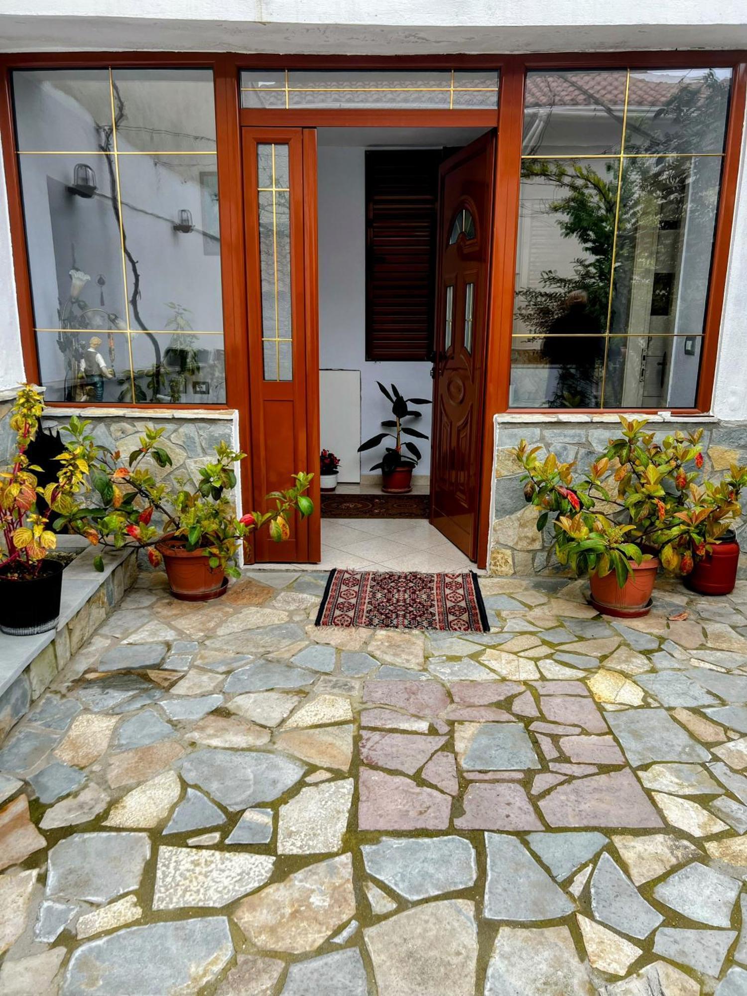 Luigi Guest House Gjirokaster Bagian luar foto